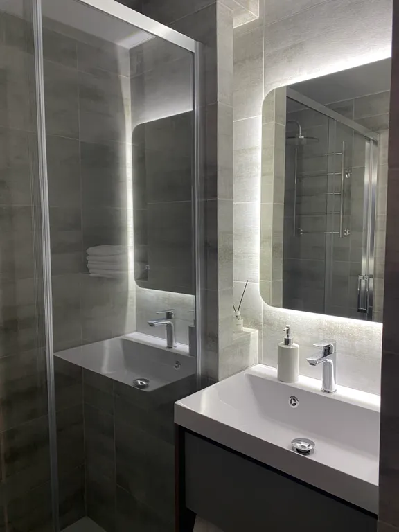 Современный барнхаус у леса рядом с городом