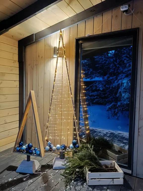 Светлый домик на опушке леса