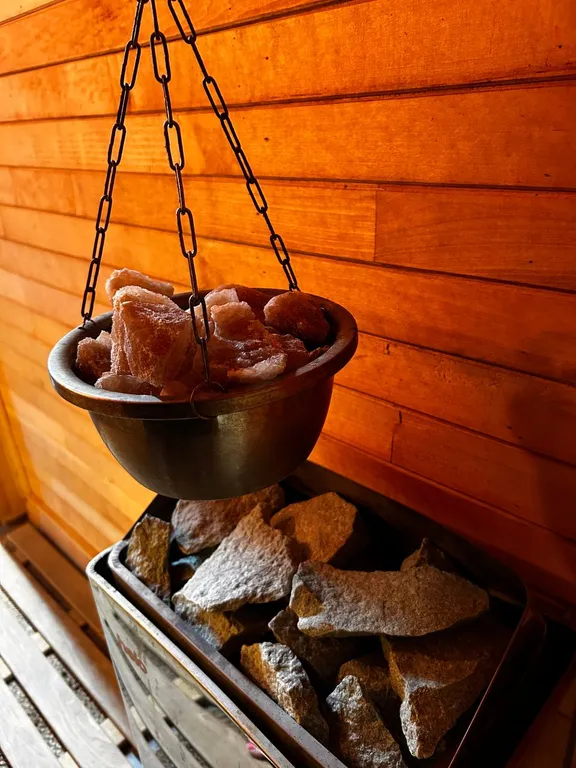 Дом с купелью и сауной, костровой зоной, мангалом и качелями