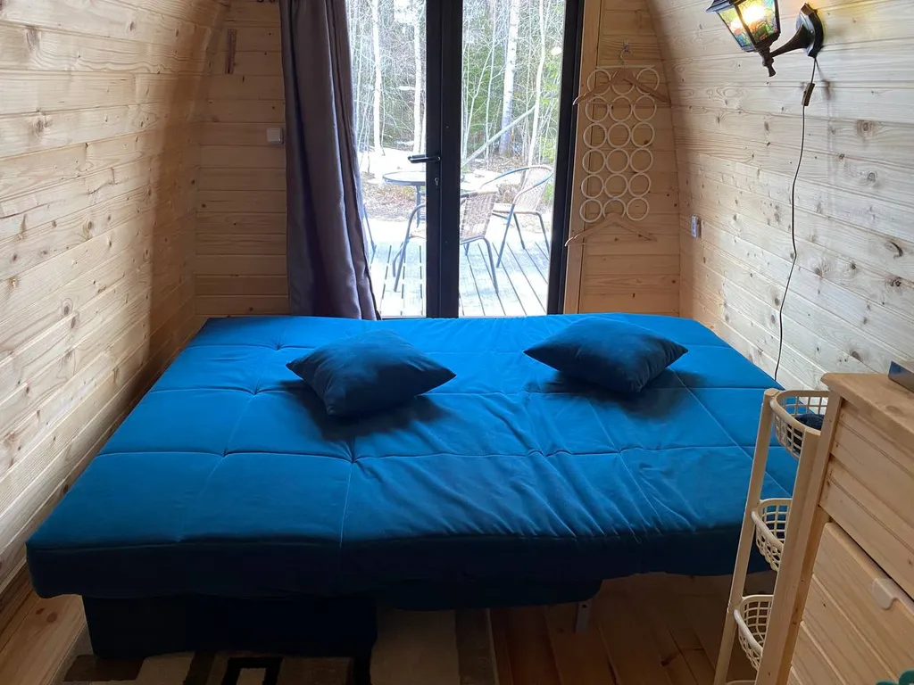 Арочный домик на краю леса с торцевым входом