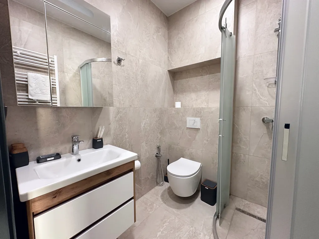 Просторный партамент с отдельной спальней  Шикарный вид на море