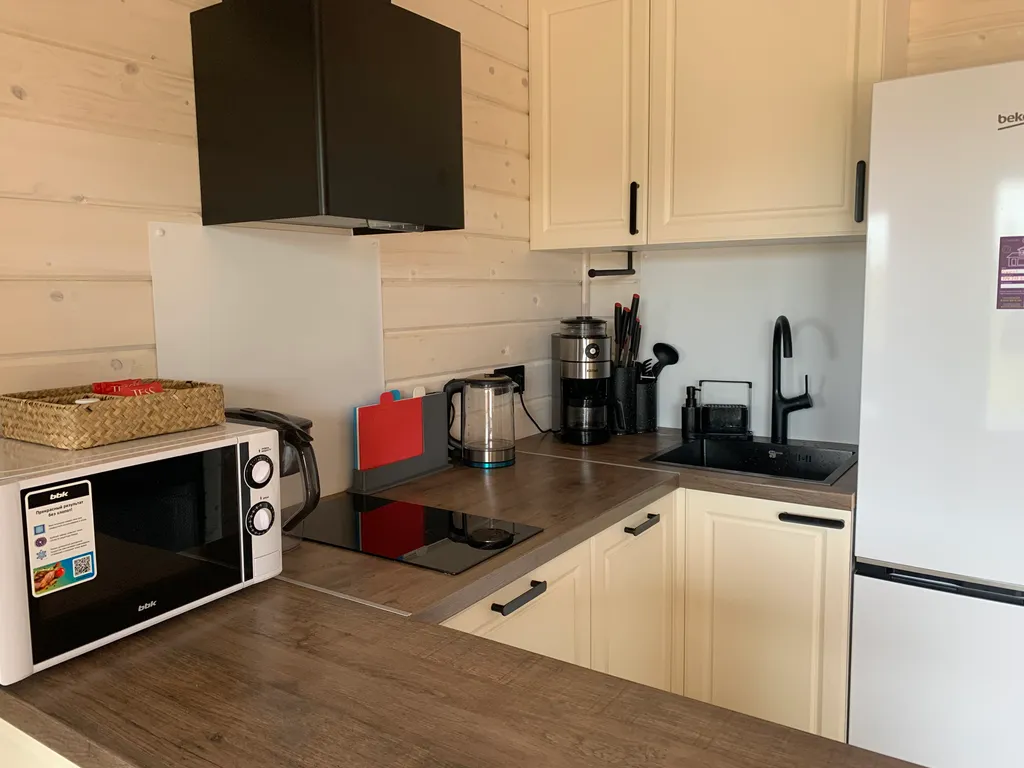 Коттедж Уютный современный дом в сосновом лесу у озера — Запорожское