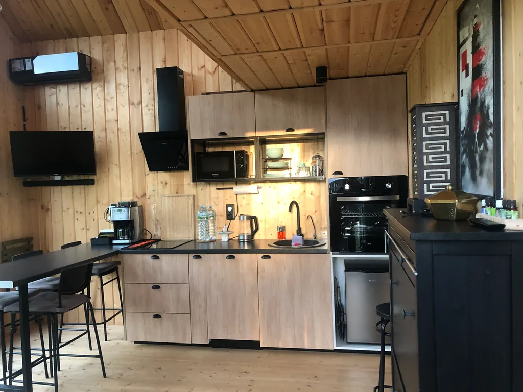 Домик у пруда