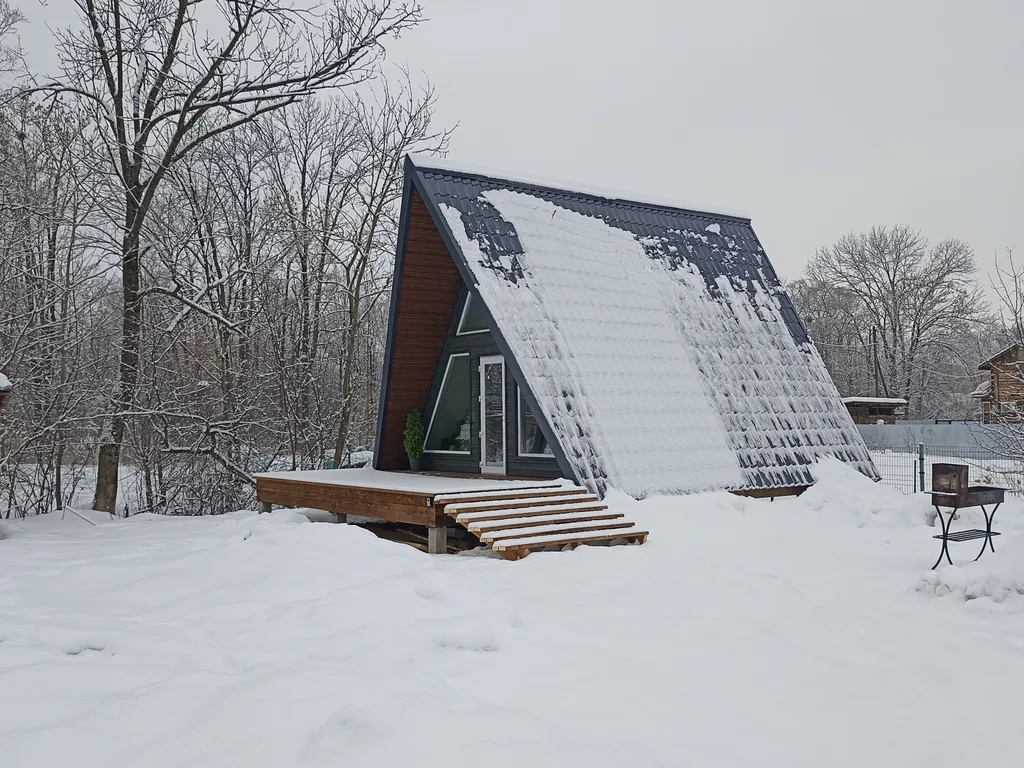 Дом A-frame у подножья горы