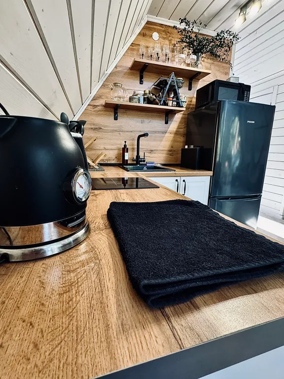 Дом A-frame с баней и джакузи под открытым небом в сосновом лесу