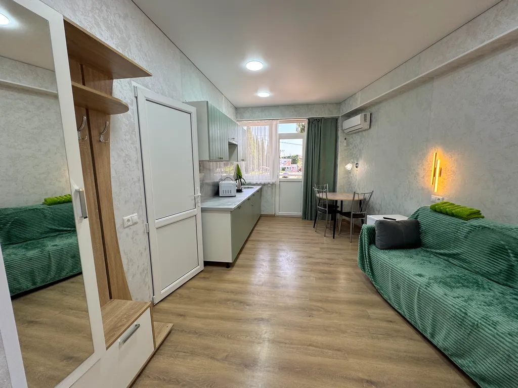 Уютная комната с балконом