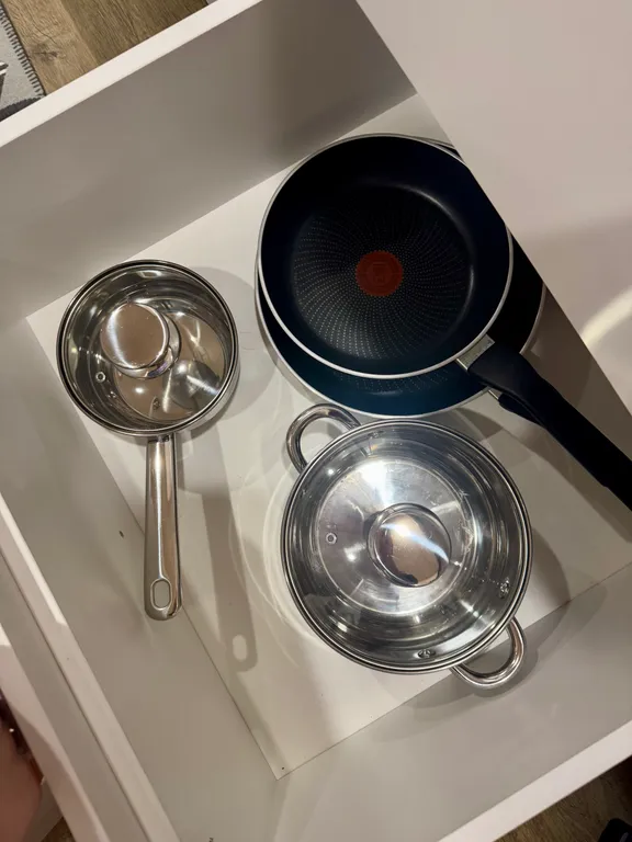 Уютный домик с панорамным окном и видом на лес