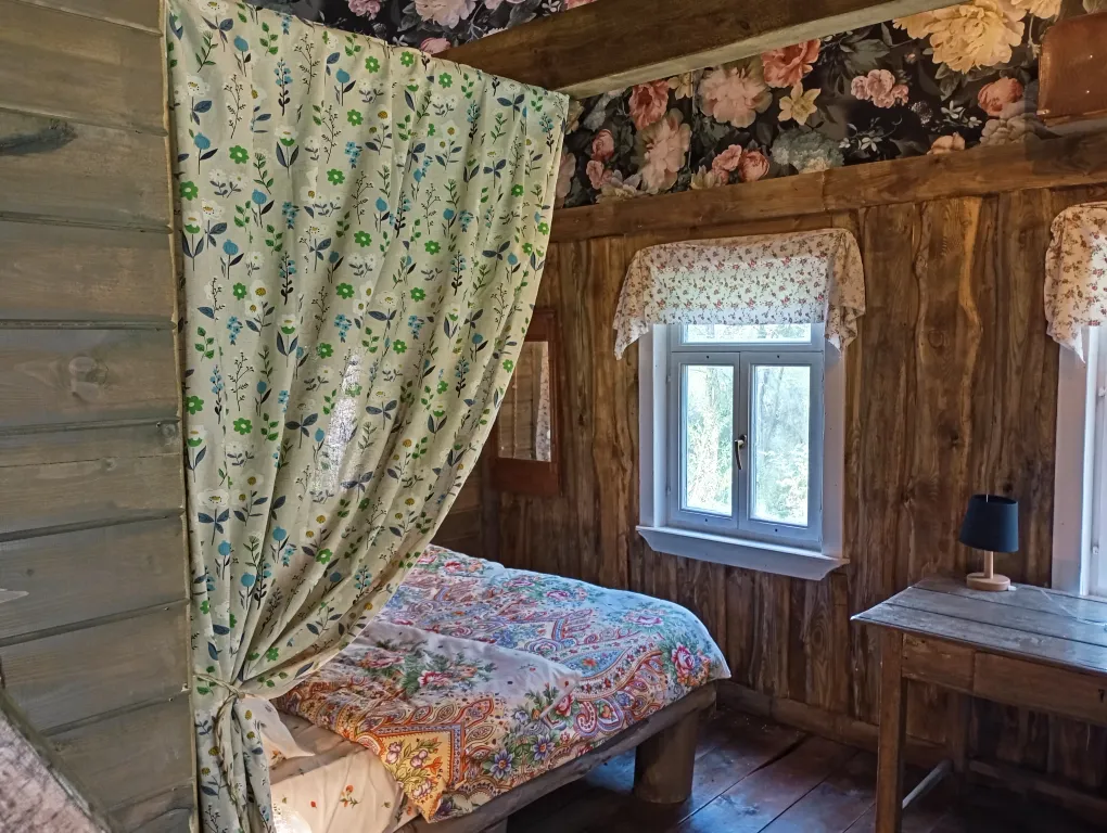 Изба с уютом детства, деревенский дом с баней и русским бытом