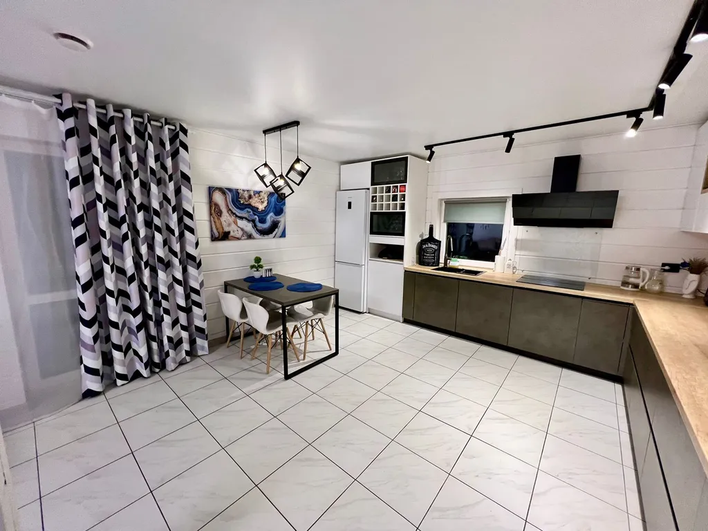 Дом и баня у реки