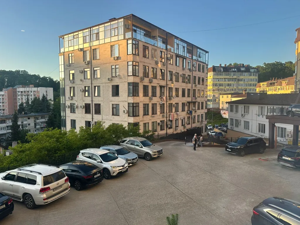 Coвpемeннaя евродвушка нa грaницe экoпapка с живописным oзеpом