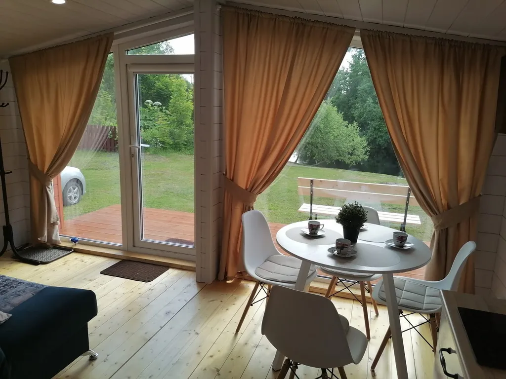 Уютный домик у реки