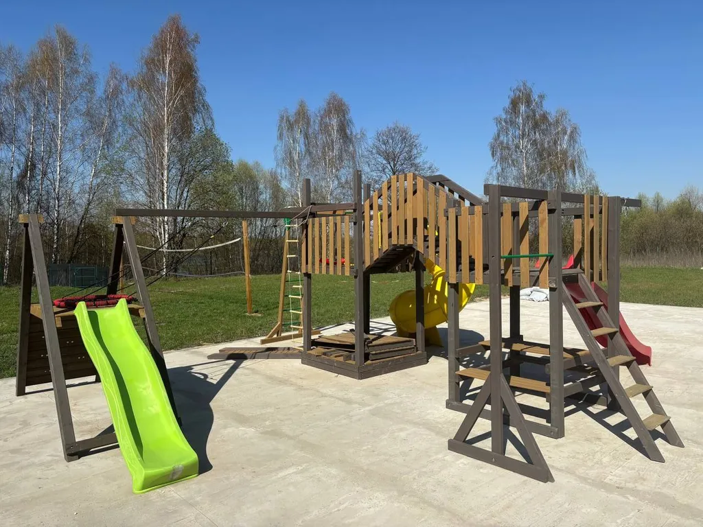 Уютный дом с беседкой на берегу озера