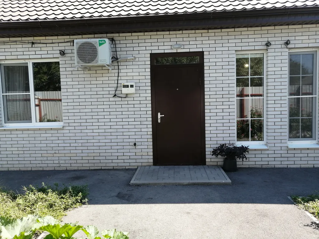 Двухкомнатный современный отдельный дом со своим двором и парковкой