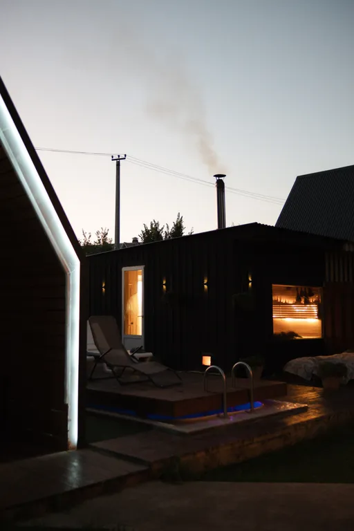 Дом с теплым бассейном на озере