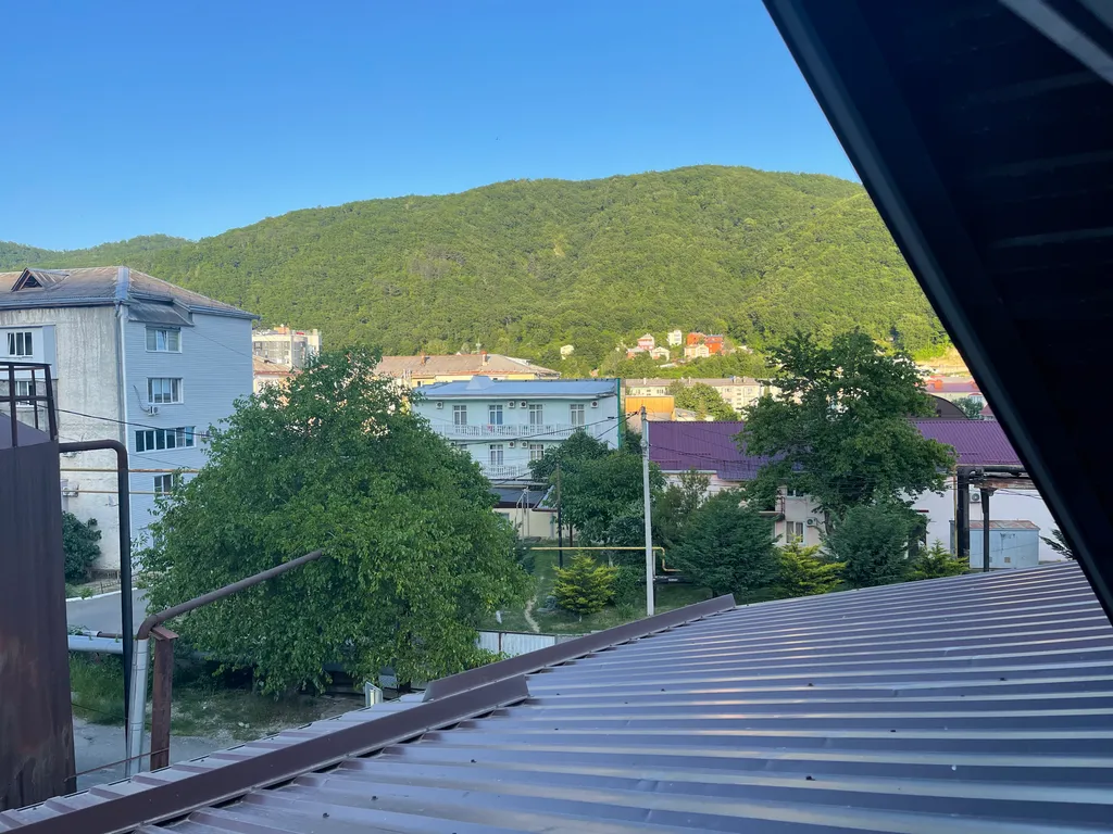 Коттедж 3 этажа, 4 комнаты.. В центре п. Небуг.