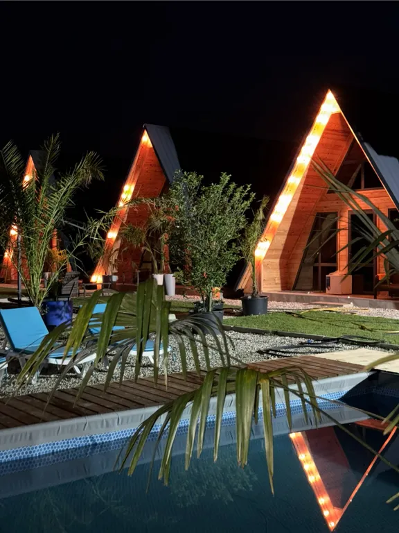 Атмосферные дома a-frame на берегу моря