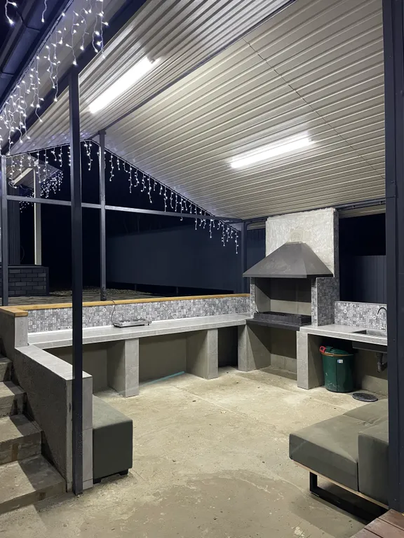 Уютный дом у горной реки