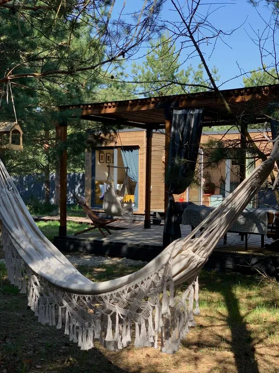 Скандинавский дом с ванной внутри и видом на лес