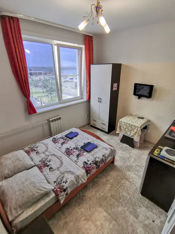 Студия на берегу Ангары с видом на красивый сквер и реку