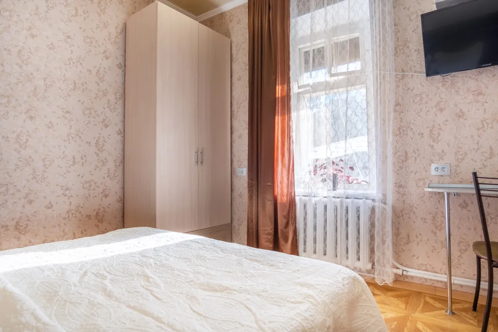 Комната с окном в Доме Путешественника