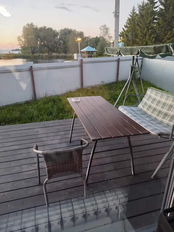 Дом с баней и панорамными окнами на первой линии