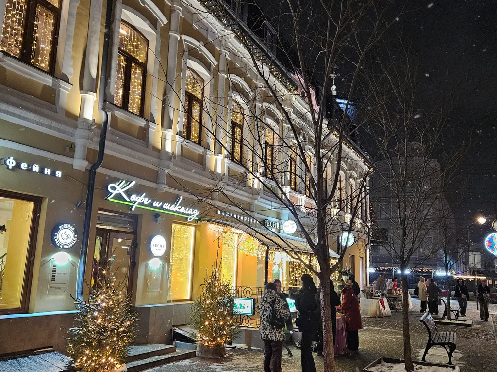 Элеганс в видом на Волгу и фонтаны, главная пешеходная улица