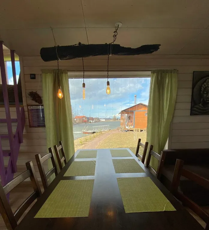 Дом с панорамными окнами на берегу озера на 6 чел с баней на територии