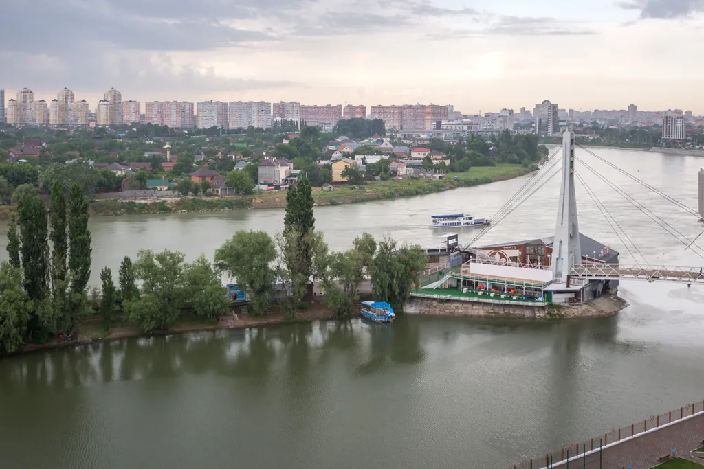 Просторная квартира с лучшим видом на Мост Поцелуев и реку Кубань