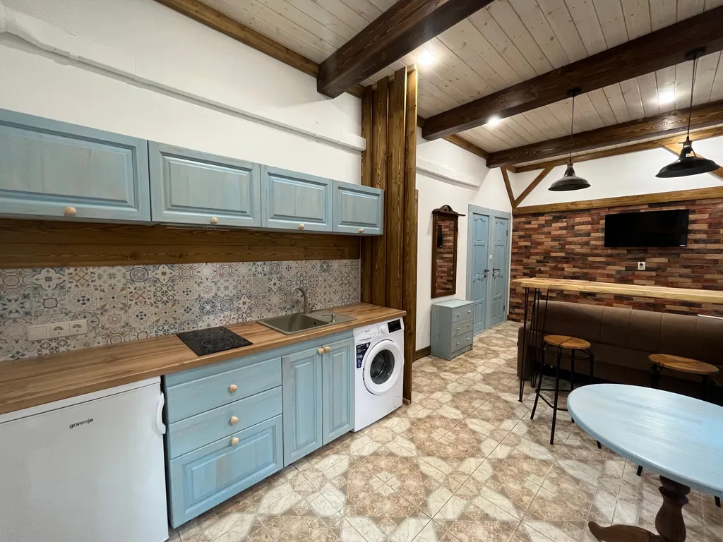 Квартира 3-комнатные апартаменты с отдельным входом — аренда посуточно в Феодосия