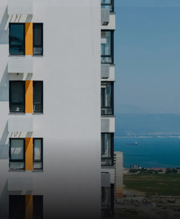 Слоники с видом на море Пик Южный