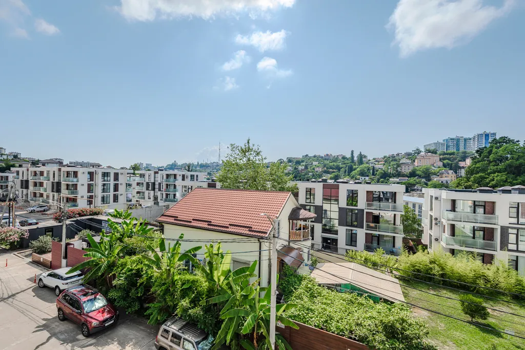 Студия с балконом и подогреваемым бассейном на территории ЖК в центре