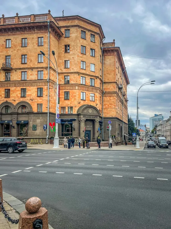 Квартира Двухкомнатная квартира у отеля Европа / Grand Cafe — Минск