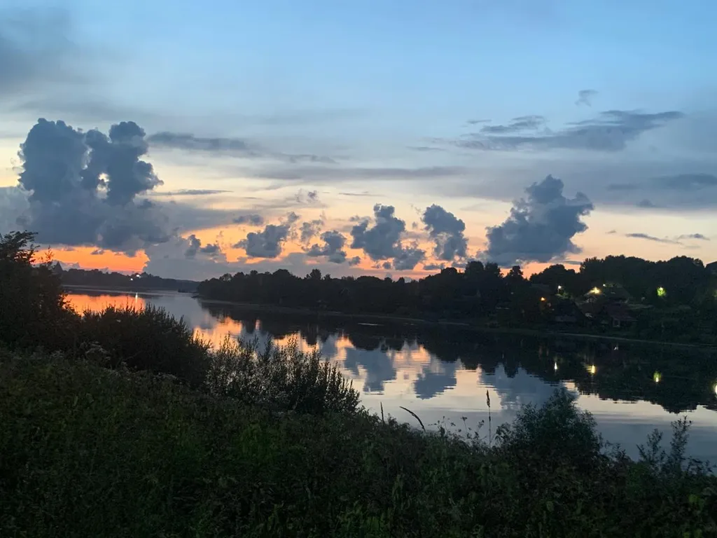 Усадебный дом с видом на реку, берег с мостками и рыбной ловлей
