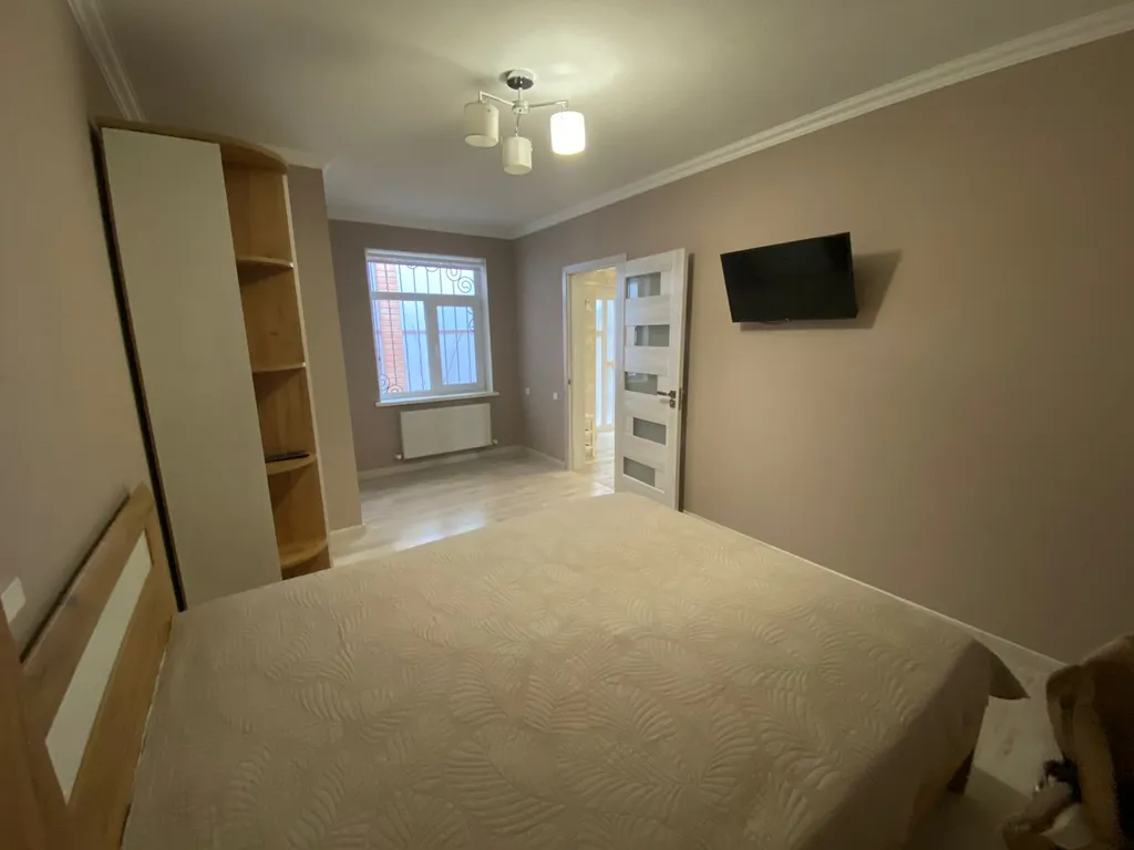 Уютный семейный домик с зелёным двориком и беседкой