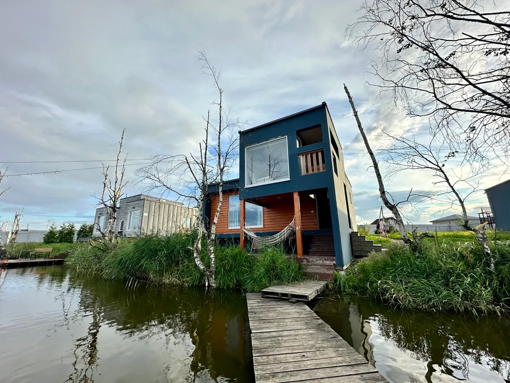 Уютный коттедж с панорамными окнами на берегу озера