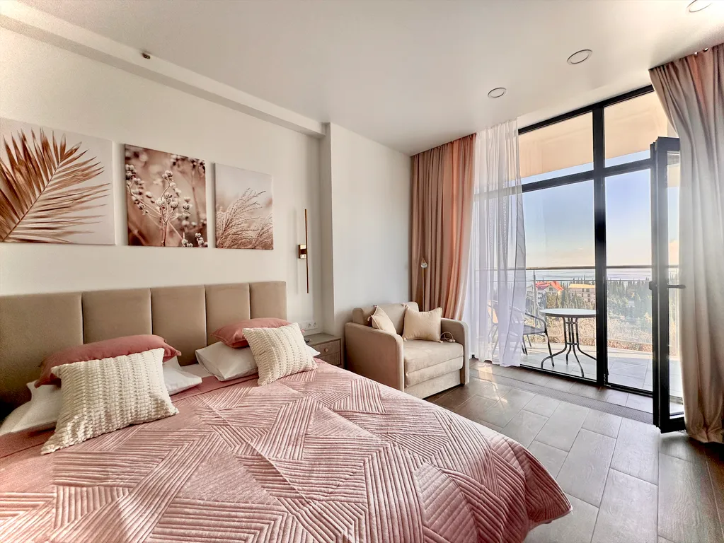 Квартира Дизайнерская студия Ls-art-sweet caramel с видом на море с 4 этажа — аренда посуточно в Алушта