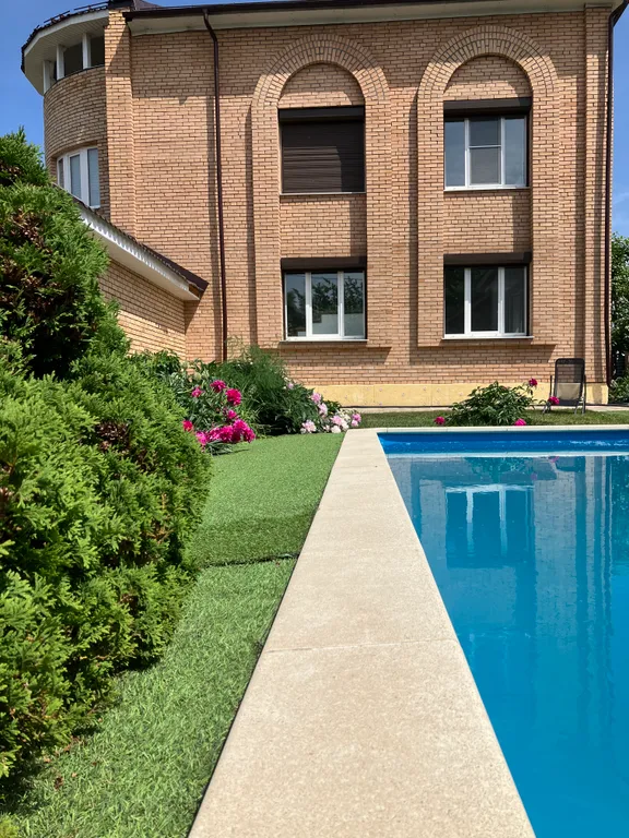 Трехэтажный коттедж с бассейном на берегу Волги — аренда посуточно в Новокуйбышевск