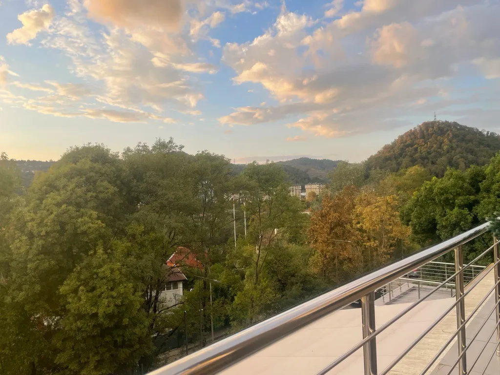 Просторный двухуровневый апартамент в стиле лофт в комплексе Меридиан