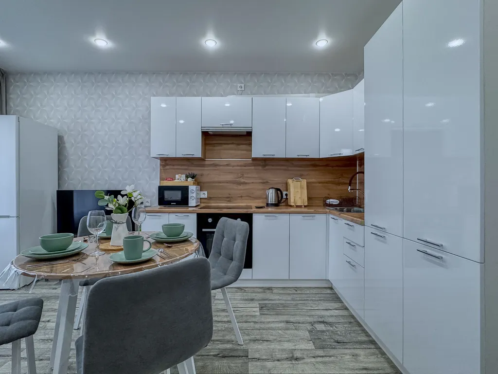 Просторная квартира с кухонной зоной и лоджией