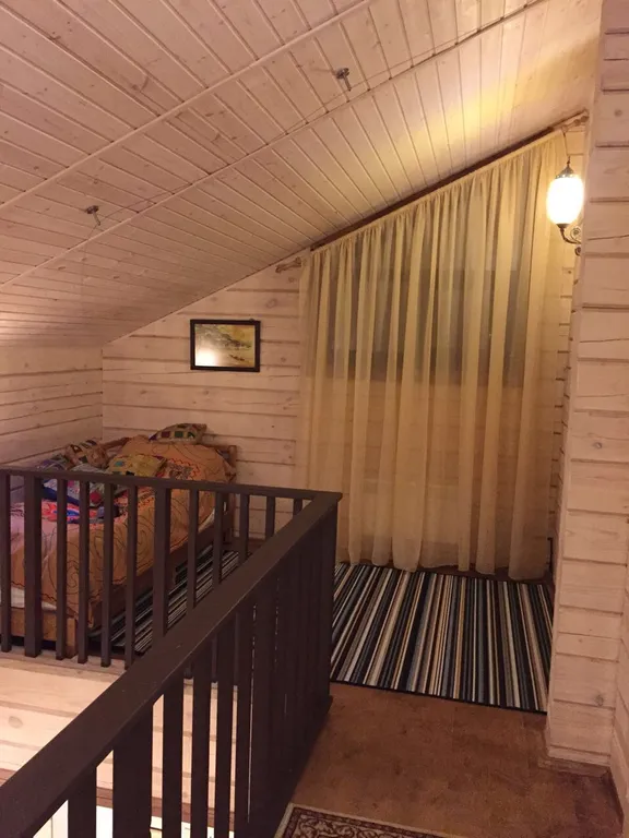 Деревянный дом у озера