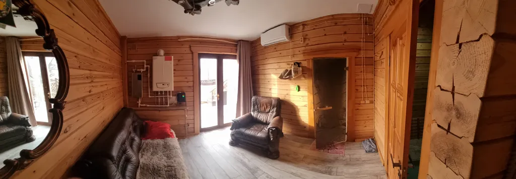 Уютный дом на берегу реки