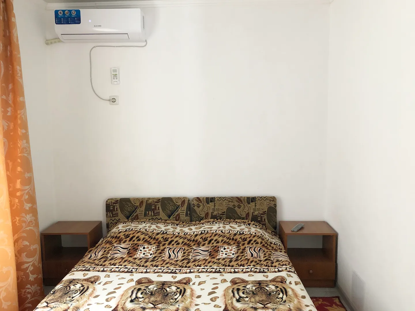Кровати можно поставить рядом, а можно раздвинуть к стенам для гостей, которые хотят спать отдельно