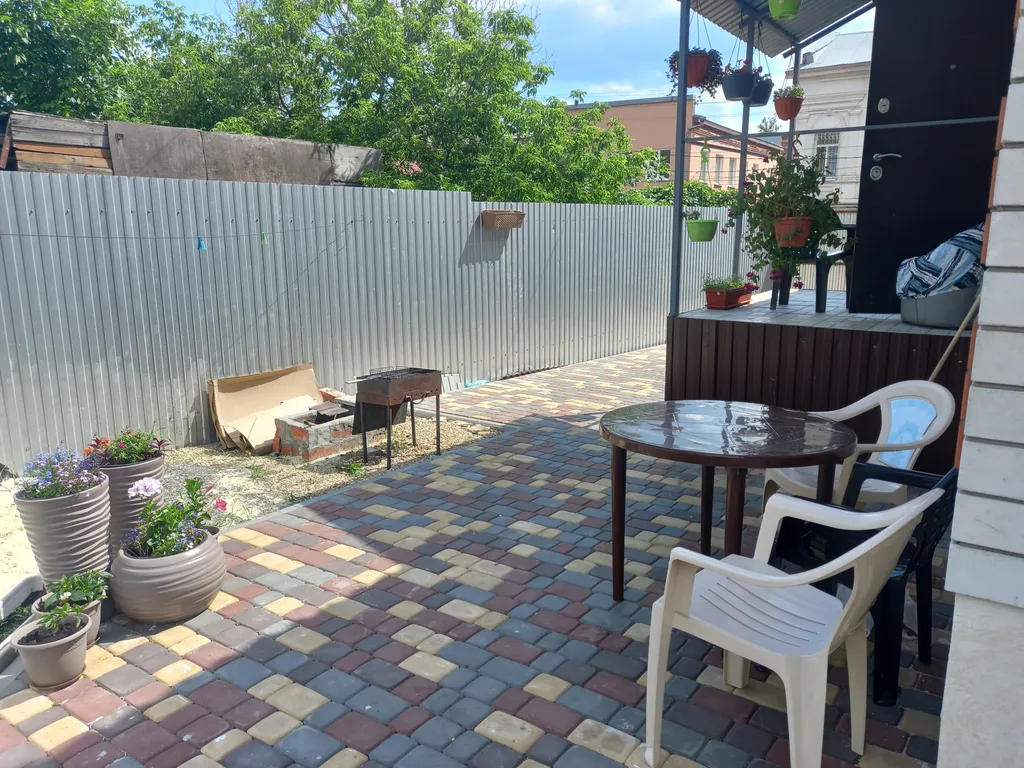 Уютный двухэтажный дом в центре города ( 1 этаж)