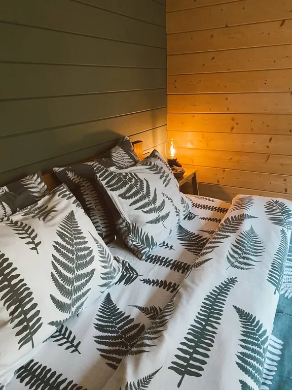 Дом на краю леса с видом на горы