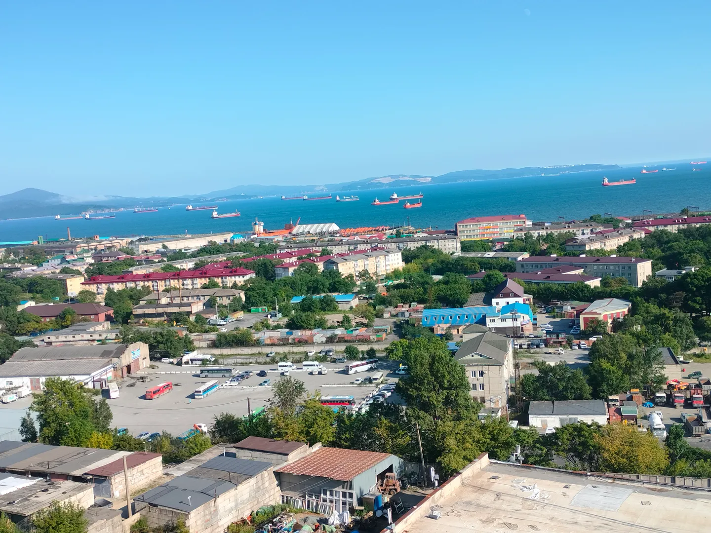 Вид с окна спальни и балкона