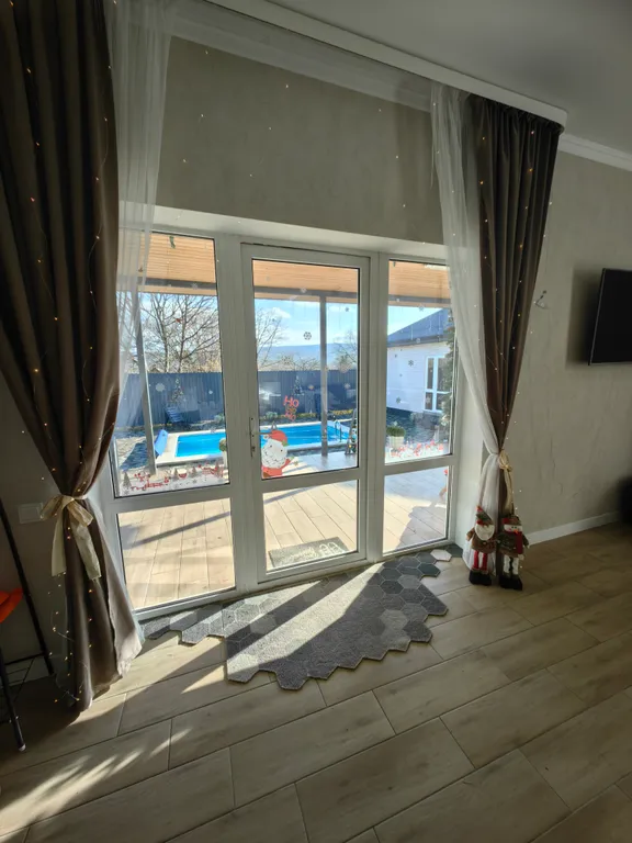 Коттедж уютный дом с подогреваемым бассейном