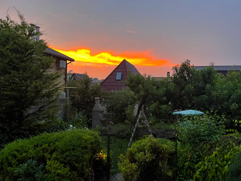 Большой дом с бассейном у моря