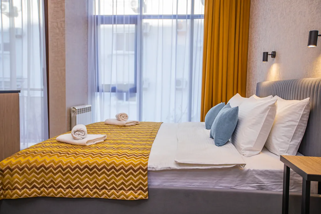 Полулюкс с панорамным застеклением и балконом для 2 гостей