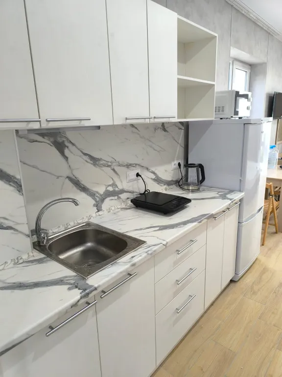 Уютный номер с видом на бассейн и частично на море