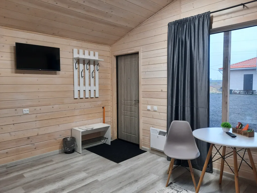 Уютный четырехместный Домик де-люкс с отдельными кроватями